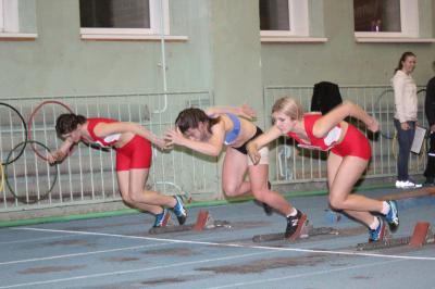 В манеже «Юность» начали легкоатлетический спор студенты рязанских вузов